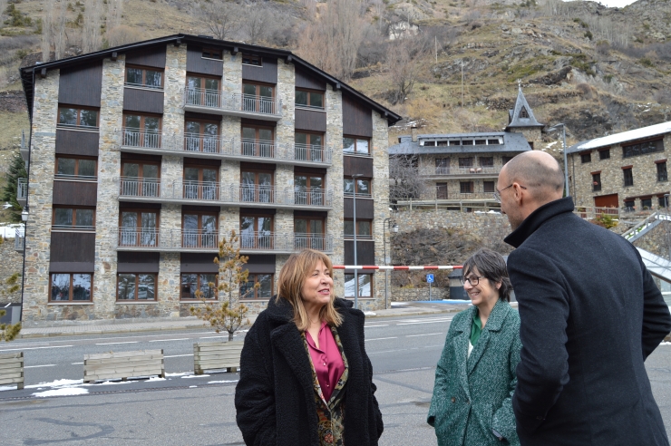 La ministra de Presidència, Economia, Treball i Habitatge, Conxita Marsol, i la directora de l'Institut Nacional de l'Habitatge, Marta Alberch, al davant de l'immoble de pisos de lloguer a preu assequible a Canillo.