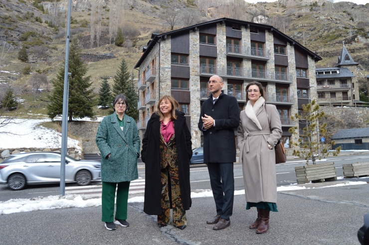 La directora de l'Institut Nacional de l'Habitatge, Marta Alberch; la ministra de Presidència, Economia, Treball i Habitatge, Conxita Marsol; el secretari d'Estat d'Economia, Treball i Habitatge, Jordi Puy i Cristina Fernández, d'Habitatge, al davant de l'edifici de Canillo.