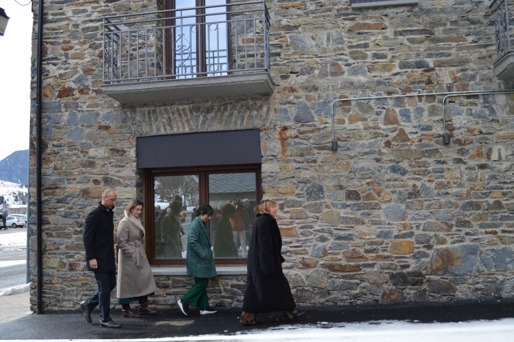 Els responsables d'Habitatge, amb la ministra, Conxita Marsol, en primer lloc, a punt d'entrar a l'edifici de pisos de Canillo.