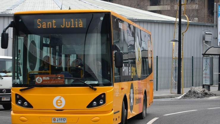 Un autobús enmig d'un servei.